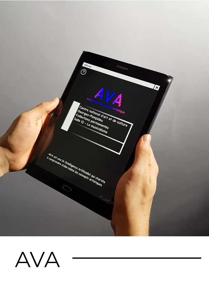 Une paire de main qui tient une tablette qui affiche le nom de l'application "AVA, Analyseur de Volonté Artistique"